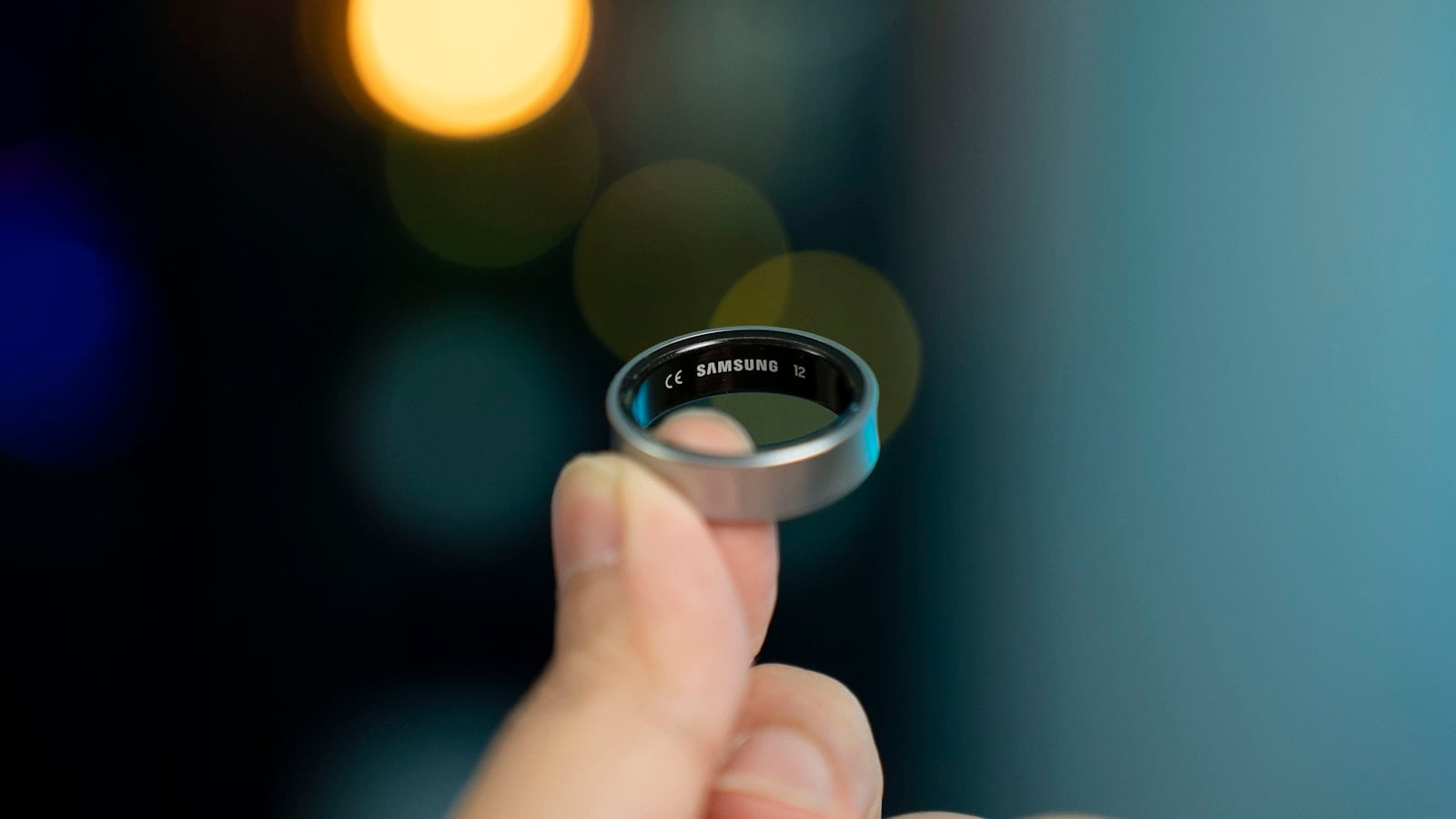 Smart Ring in der Hand